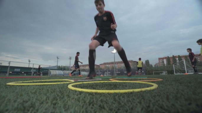巴塞罗那儿童队训练 小球员敏捷训练圈训练