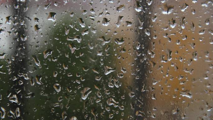 玻璃窗上的雨滴秋雨水滴窗户