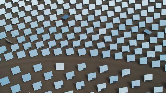 太阳能电池板的无人机透视图