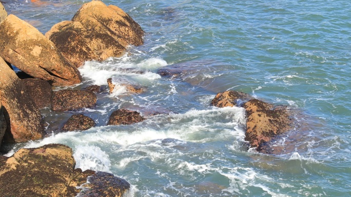 带岩石的海滩大海海边浪花海岛