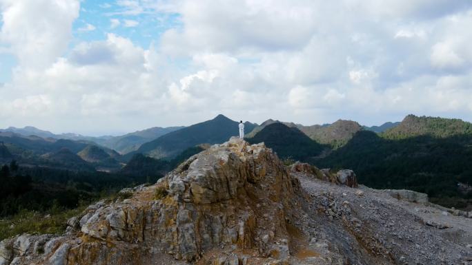 山顶打太极拳修生养性企业家练太极山顶眺望