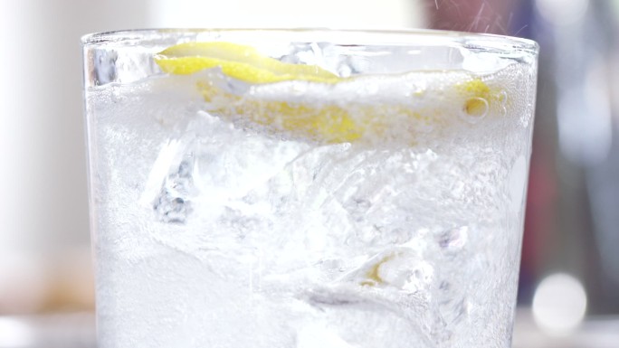 玻璃杯 冰块  柠檬苏打水 倒入水 冒泡