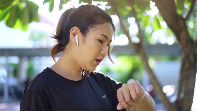 亚洲运动女性使用智能手表