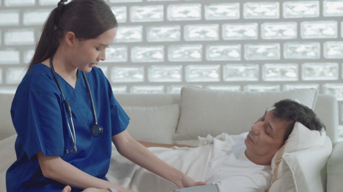 护士使用血压监测仪并交谈