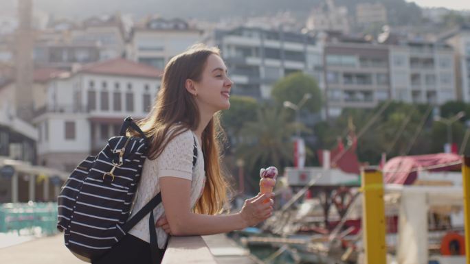 带着冰淇淋的年轻女子在土耳其旅行