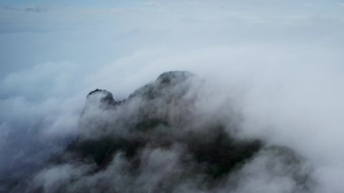 清晨云雾深山喀斯特地貌仙境森林大自然