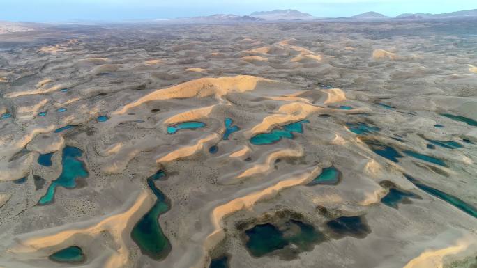 沙漠中的湖泊颜色鲜艳，就像镶嵌在其中的宝石