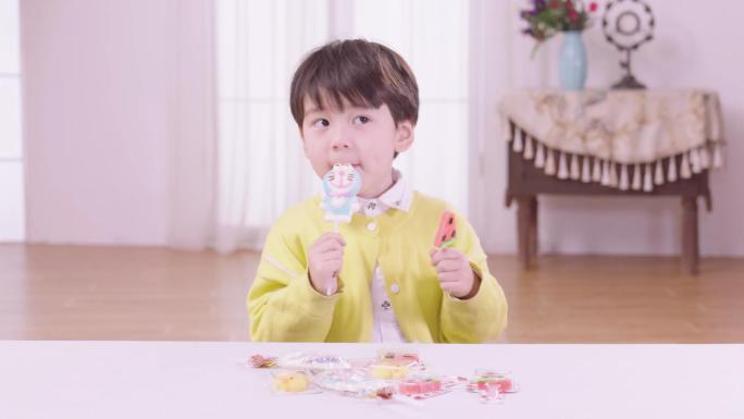 小孩子们吃糖果卡通棒棒糖快乐童年开心幸福