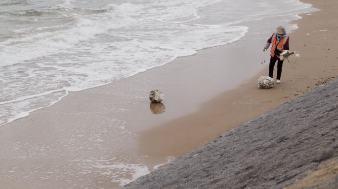 海边捡垃圾