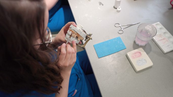 在牙科实验室制作假牙的不知名女技师