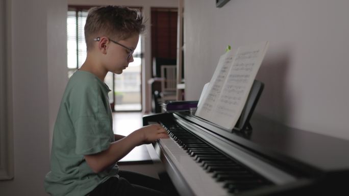 青少年男孩玩数字钢琴