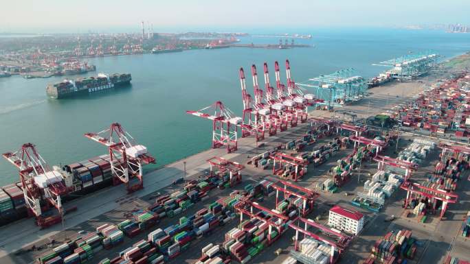中国青岛的集装箱货船和货物