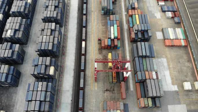 港口码头的成排装运集装箱