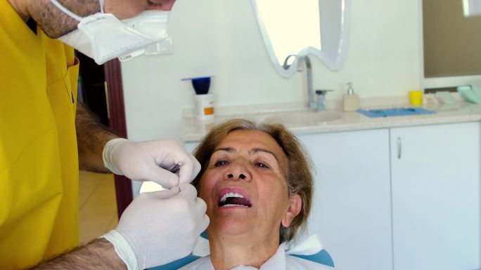 用铰接纸检查齿。牙科医生口腔科健康检查拔