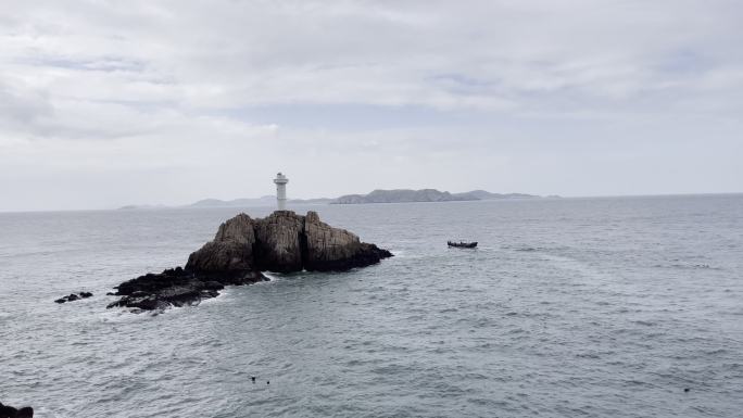 东极岛岸边礁石上的灯塔
