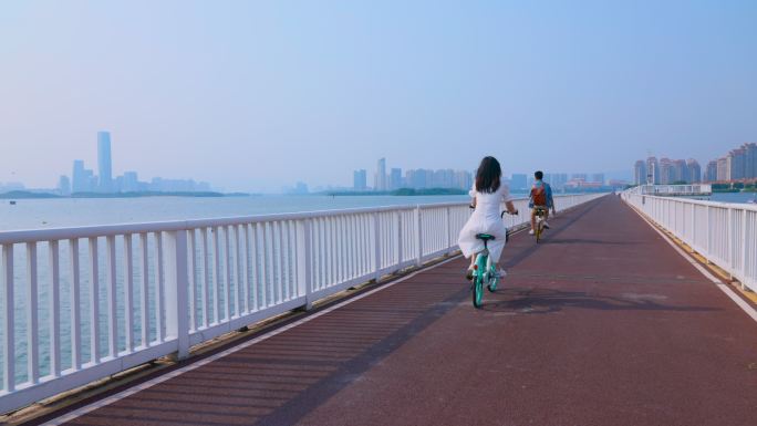 情侣骑车 海边城市 厦门 鼓浪屿