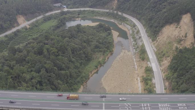 山间的高速公路高架桥