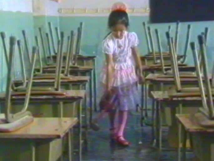 八九十年代教室打扫卫生整理桌椅劳动
