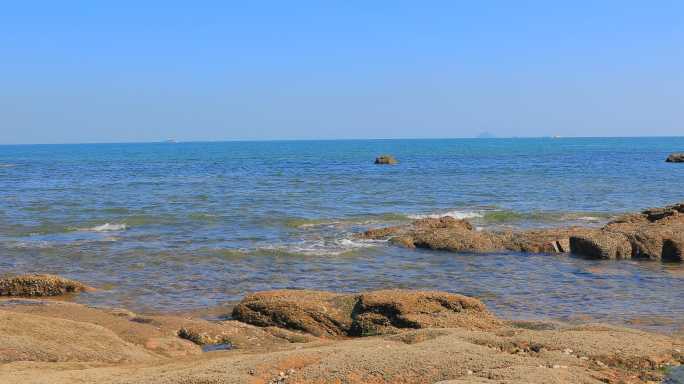 带岩石的海滩海边沿海浪涛