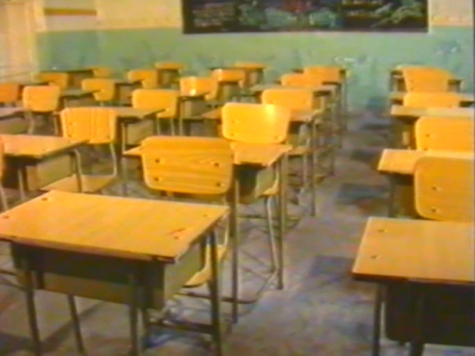 八九十年代学校教室排桌椅整理班级打扫卫生