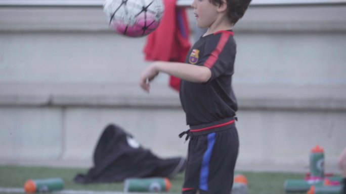巴塞罗那儿童队训练 小球员秀球技