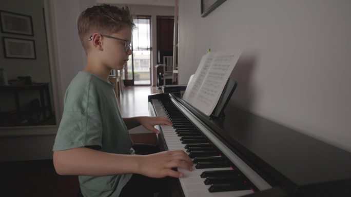 青少年男孩玩数字钢琴