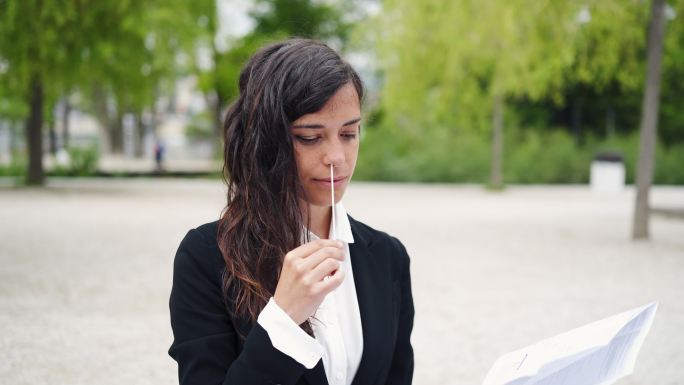 商界女性快速接受新冠肺炎测试