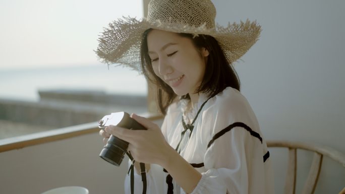 生命的冒险文艺女青年摄影师旅游幸福笑容
