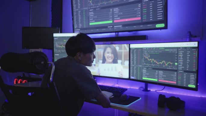 年轻的亚洲男子在公寓里与一群人一起使用计算机虚拟会议作为财务规划师