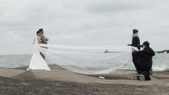 海边新人拍婚纱照