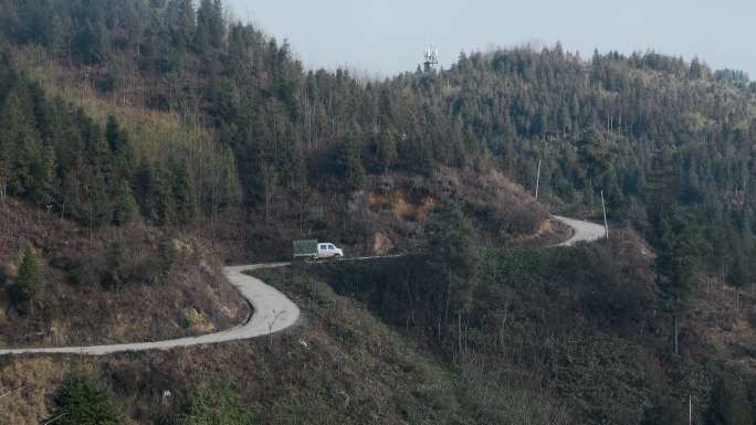 山区公路视频云南冬季盘山道路行驶的汽车