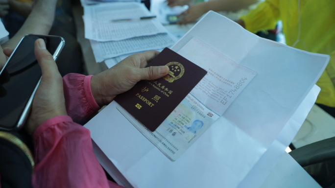 持护照出国旅游