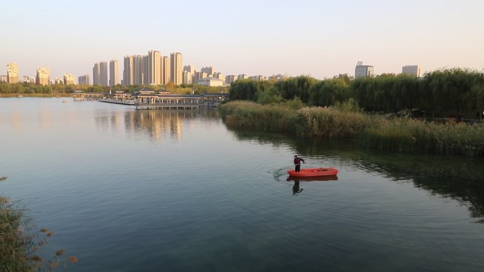 环卫工人景区湖中打捞垃圾