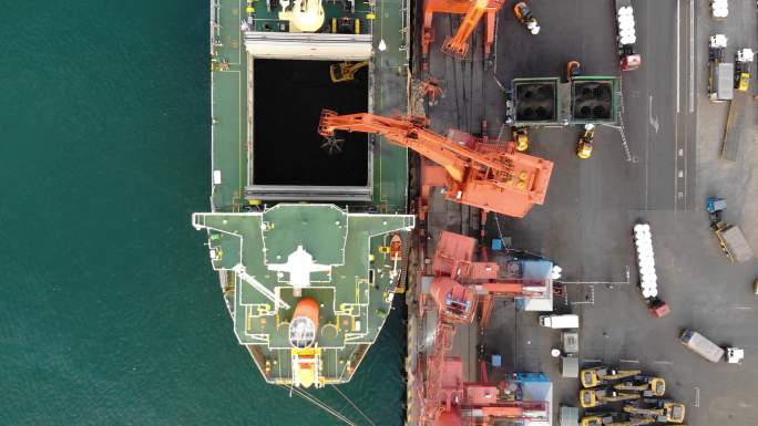 集装箱船和起重机港口码头大型货船装卸集装