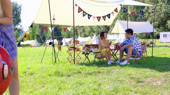 一群年轻人在露营地野餐