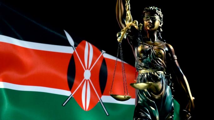 带有肯尼亚国旗的正义雕像