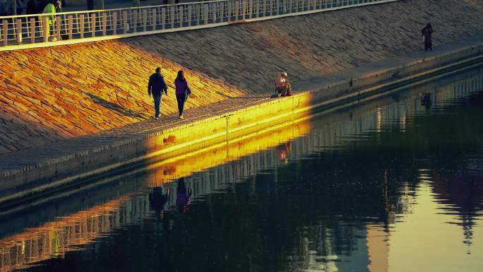 夕阳下 河边 散步