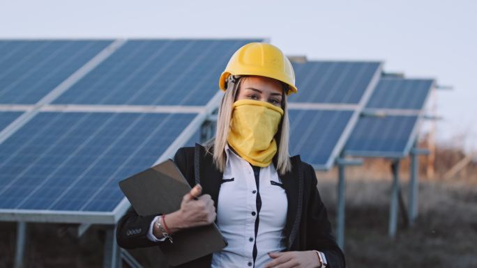 在太阳能发电厂工作的女工程师。可再生能源系统。太阳能城市。