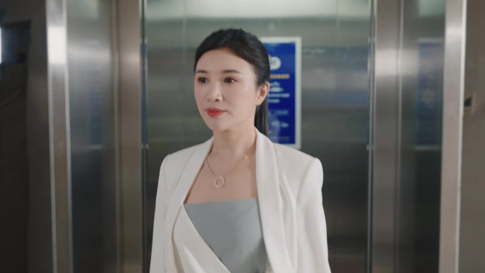 职场女性自信女人女强上班乘坐电梯走路背影