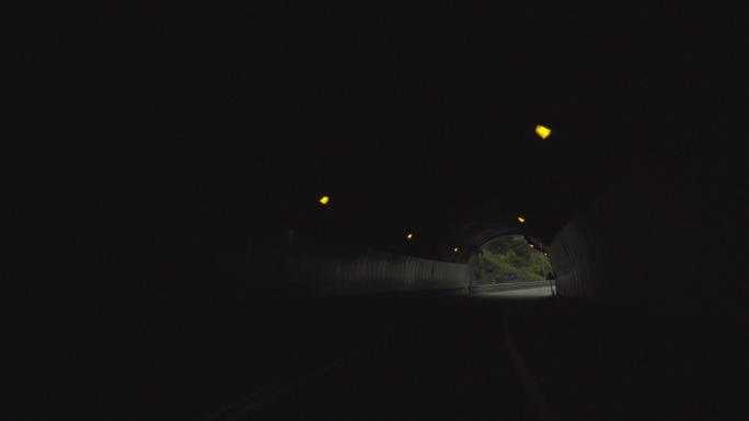 车在隧道中行驶 出隧道