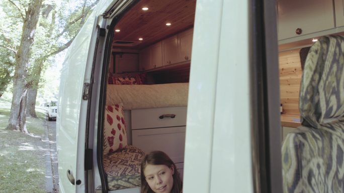 UHD 4K：年轻的成年夫妇交替住在一个面包车里