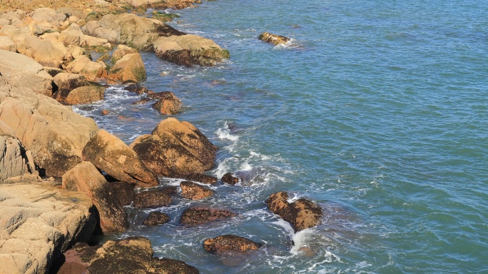 带岩石的海滩海边海水海滩沙滩