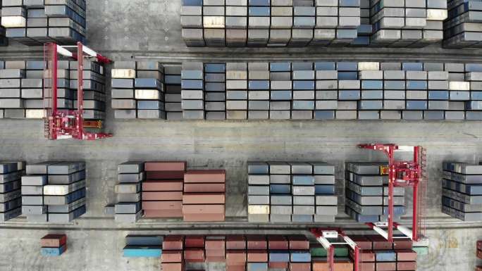 港口码头成排集装箱的无人机视图