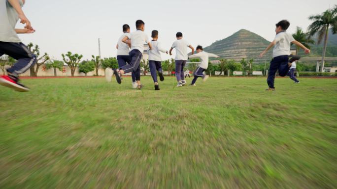 足球场奔跑