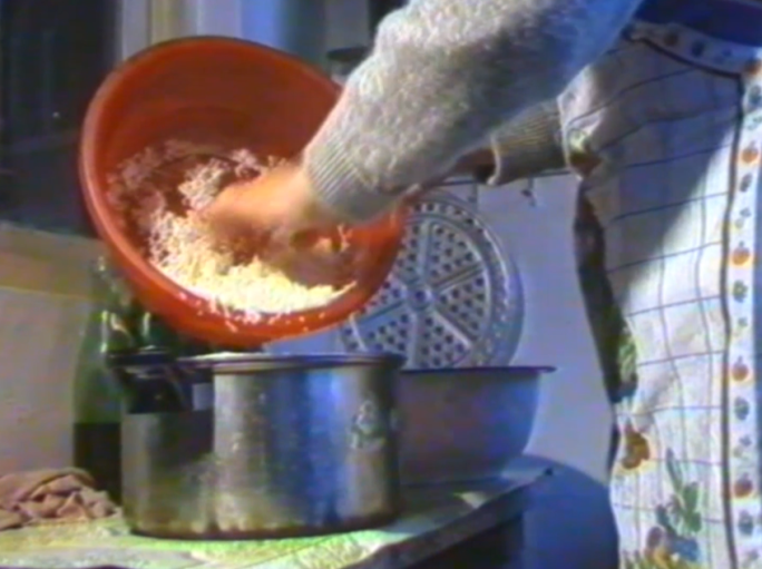八九十年代淘米做饭