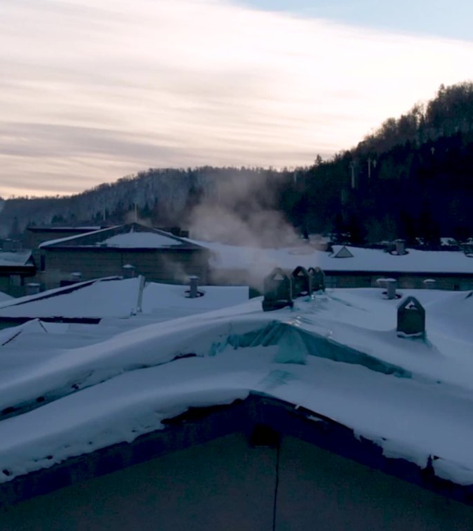 高清竖屏航拍美丽雪景屋檐之上