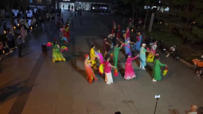 地铁口广场民族舞蹈