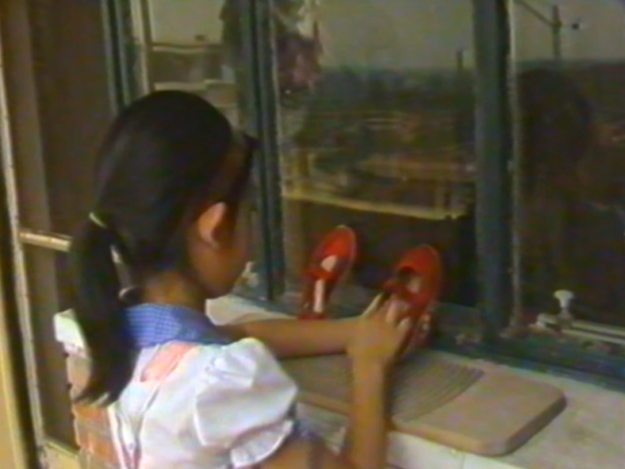 八九十年代儿童劳动清洗布鞋刷鞋子