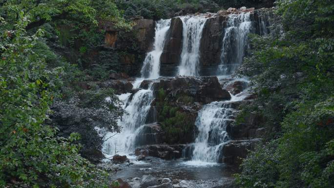 瀑布视频山林间绿色环抱小跌水小溪小河