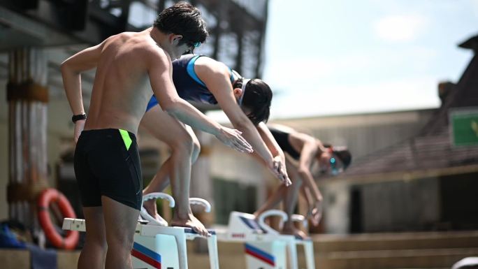 慢动作亚洲中国游泳教练指导他的成年学生鼓励她在赛道上准备跳水